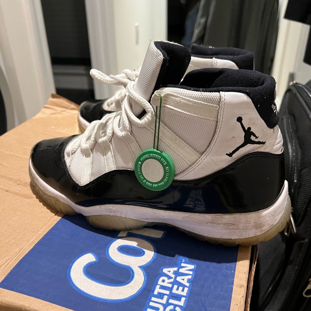 USED: Air Jordan Concord 11 (2018) Size: men’s 11